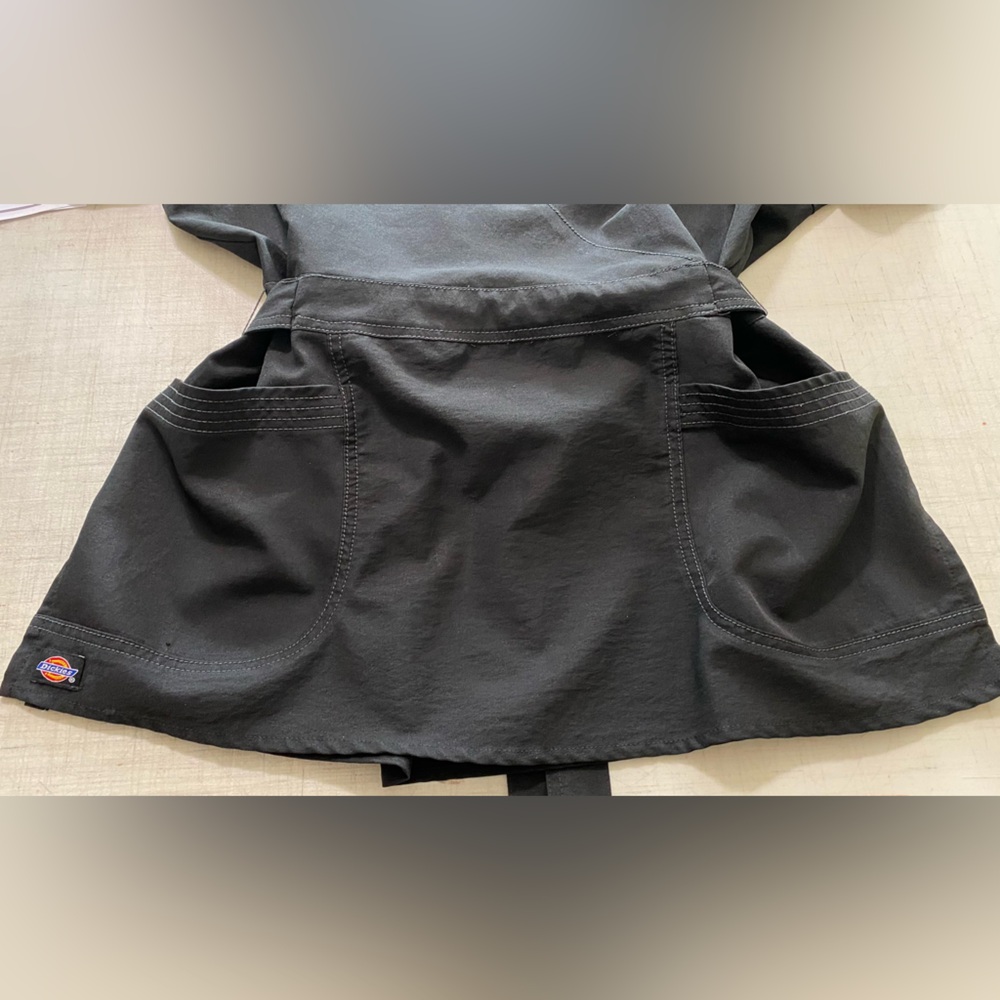 Dickies Black label V-Neck Scrub Top - Picture 5 of 9